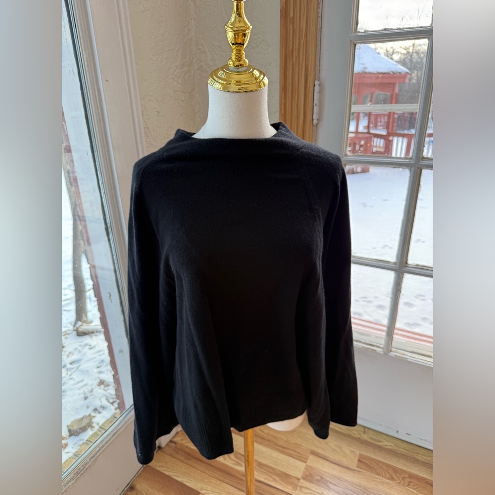 BANANA REPUBLIC soft sweater size M. New (never worn)